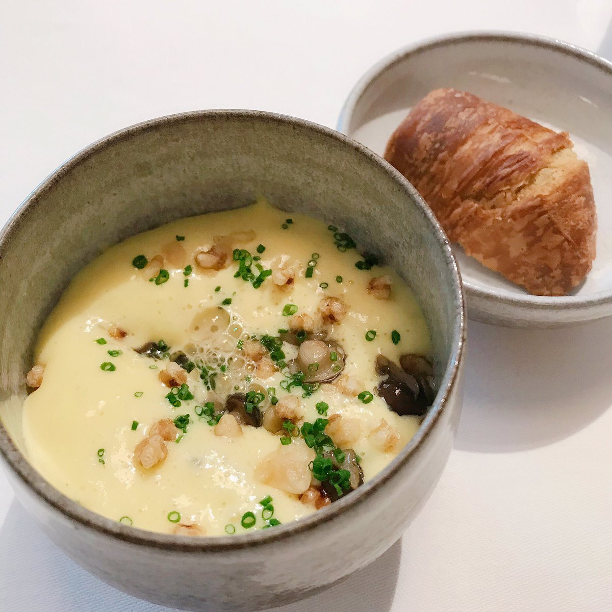 AlluringCombine's tweet photo. Mushroom soup added with mushrooms tea. The incredible butter with truffle bread. https://t.co/wumjaE2M20