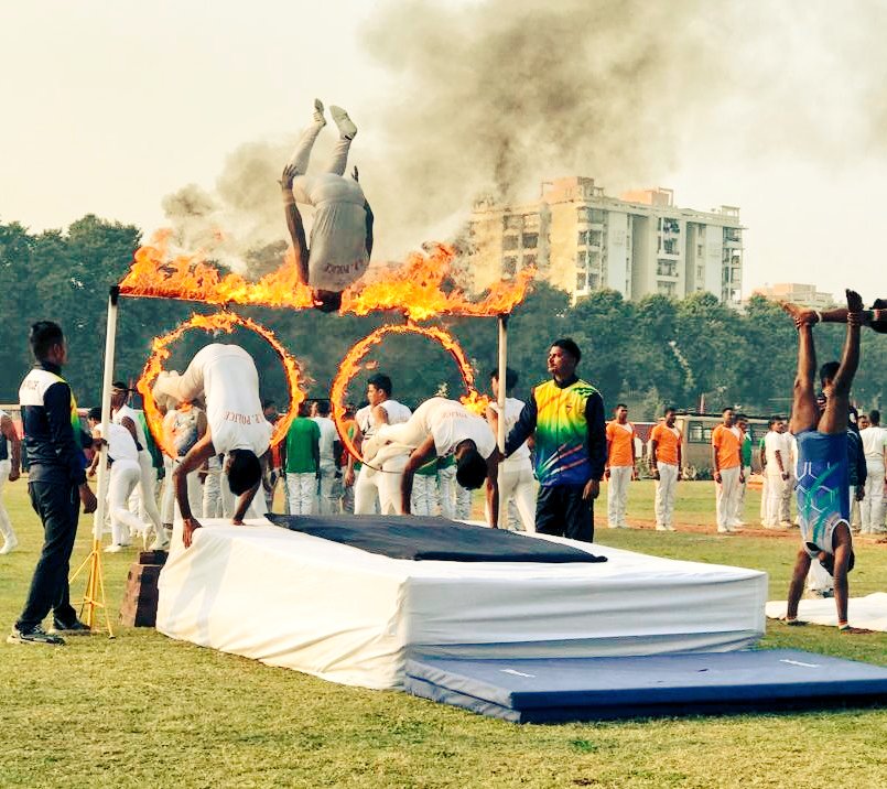 Uppolice's tweet photo. Exemplary display of discipline and team spirit through 'Malkhamb, Power Yoga and Gymnastics' at Reserve Police Lines, Lucknow.
#UPPolice
#UPPoliceWeek18 https://t.co/Lk3RaBjfap