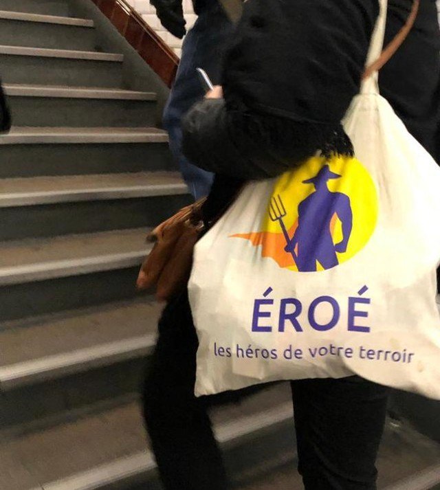 SPOTTED un sac ÉROÉ dans les couloirs du métro parisien ! Mais qui est la personne mystère qui porte ce magnifique sac ? 😊
#communauteroe #lemystereresteentier bit.ly/2EVuShY
