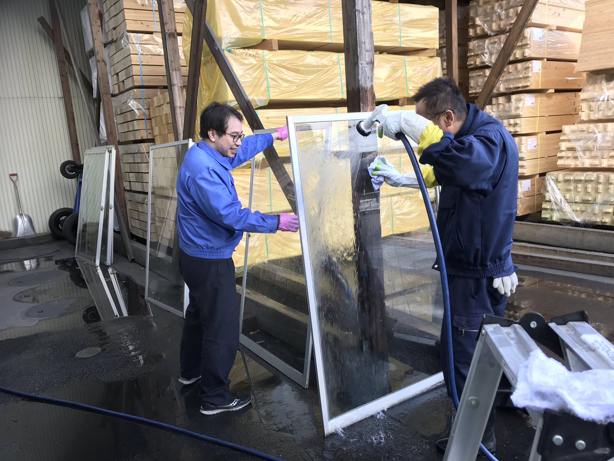 _woodstructure's tweet image. 今日は平成最後の大掃除でした。
皆で窓ガラス、換気扇、蛍光灯と普段できない場所を綺麗にお掃除。
三好さんは顔面から冷水シャワーを浴びてサッパリスッキリしてました。
大掃除アルアルですよね。