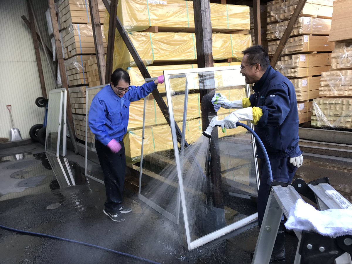 _woodstructure's tweet image. 今日は平成最後の大掃除でした。
皆で窓ガラス、換気扇、蛍光灯と普段できない場所を綺麗にお掃除。
三好さんは顔面から冷水シャワーを浴びてサッパリスッキリしてました。
大掃除アルアルですよね。