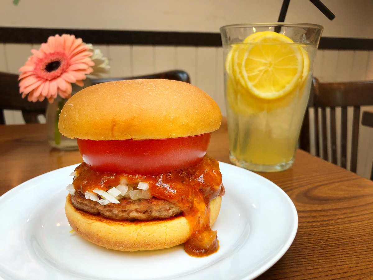 Freshness_1992's tweet photo. もうすぐ2018年も終わっちゃいますね。
#フレッシュネス納め は何バーガーにしますか？🍔

わたしは王道のフレッシュネスバーガーとフレッシュレモネードで納めたいです。 https://t.co/vclAXykzrA