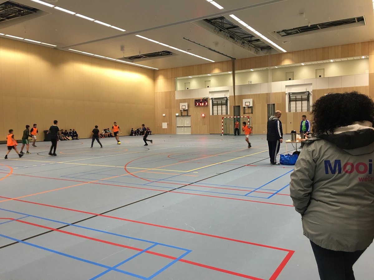 JeugdwerkW's tweet photo. Vandaag zijn wij weer vroeg uit de veren💪🏽 Lunch pakketjes klaar gemaakt voor alle vrijwilligers van het voetbaltoernooi🥪🥗 De kinderen zijn al sportief bezig, vanmiddag zijn de jongeren aan de beurt. @MOOIwelzijn @Streetsport070 @GemeenteDenHaag @PolZuiderpark https://t.co/UDRYOslfqr