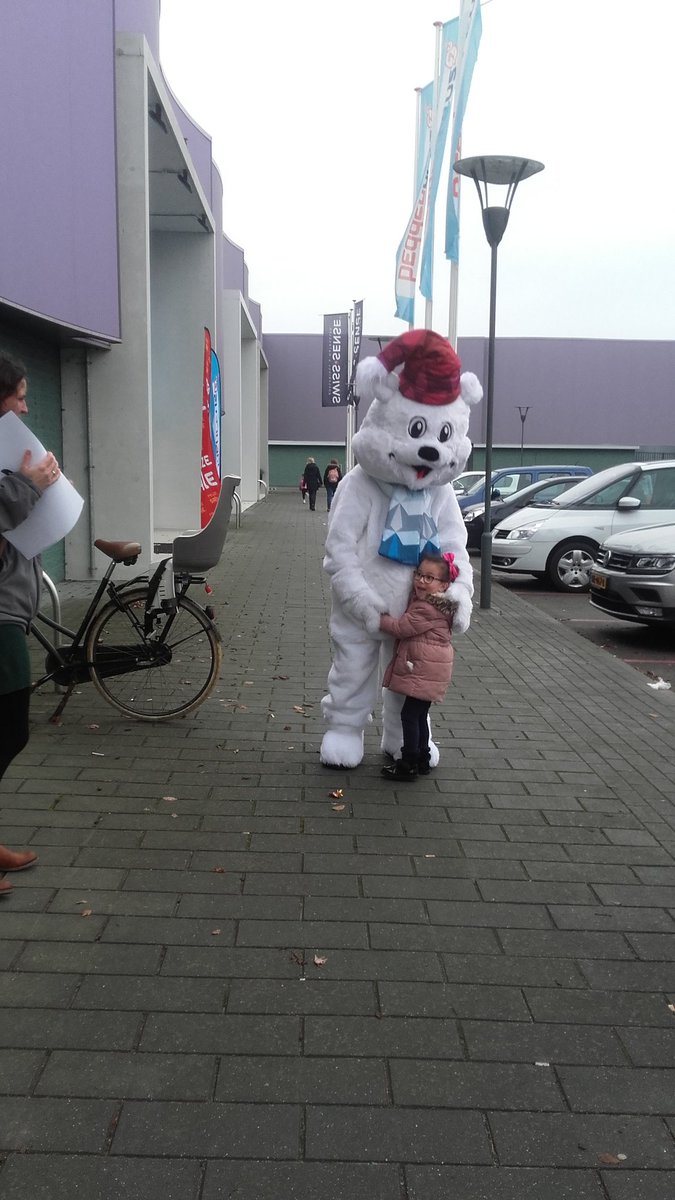 Kom jij ook een #knuffel halen van #Gijs, de #mascotte van <a href="/GoudseIJsbaan/">Goudse IJsbaan</a>? Hij loopt deze middag bij ons voor de deur