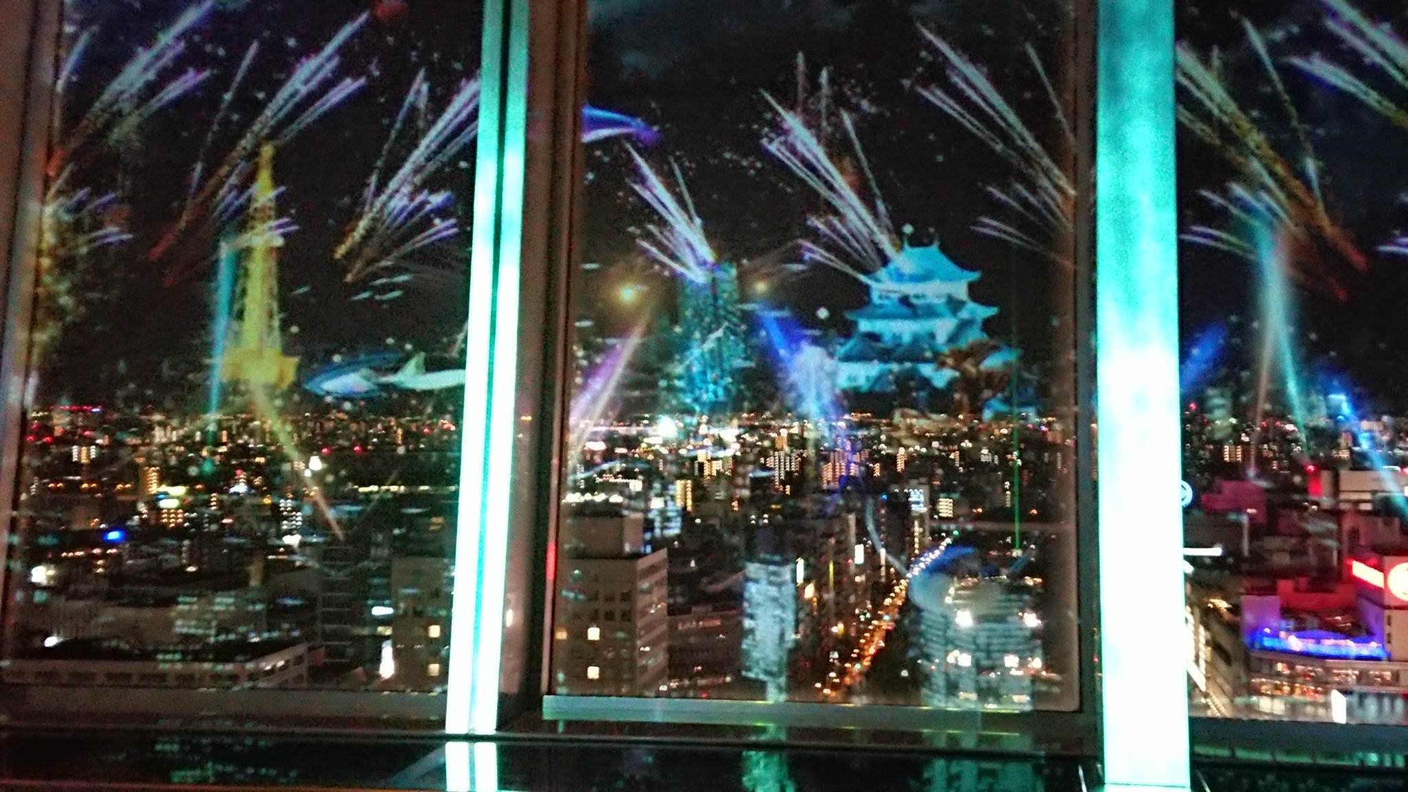 なごなご 今夜のお出かけ 名古屋 栄 テレビ塔 オアシス21 テレビ塔でプロジェクションマッピングを見て来た 名古屋 栄の夜景に名古屋城が投影されてる ˊᗜˋ そして外国の方に人気のオアシス21 水の宇宙船 からのテレビ塔 空気が冷えてるからこその