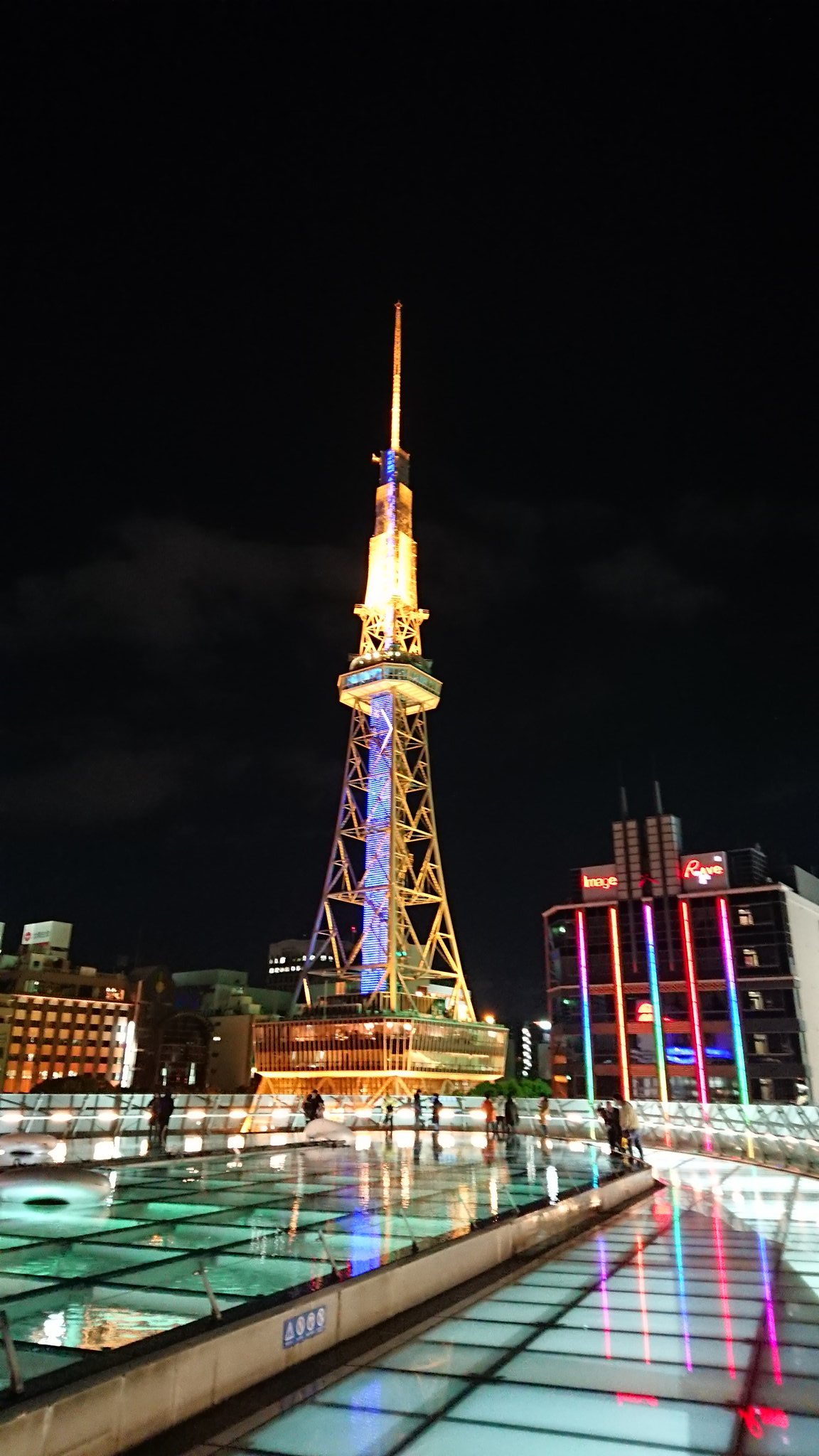 なごなご 今夜のお出かけ 名古屋 栄 テレビ塔 オアシス21 テレビ塔でプロジェクションマッピングを見て来た 名古屋 栄の夜景に名古屋城が投影されてる ˊᗜˋ そして外国の方に人気のオアシス21 水の宇宙船 からのテレビ塔 空気が冷えてるからこその