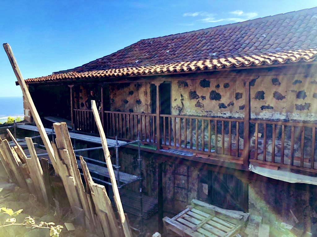 GeoTenerife's tweet photo. Took time to secure materials + craftsmen. Finally the traditional wooden Canarian balcony at our historic HQ + new field trip centre is underway.
Roof redone, interiors next!
Excited to offer accommodation from summer 2019 for groups up to 36 #WIFI #PresentationRoom #ensuite https://t.co/U3BBPlRWJ0
