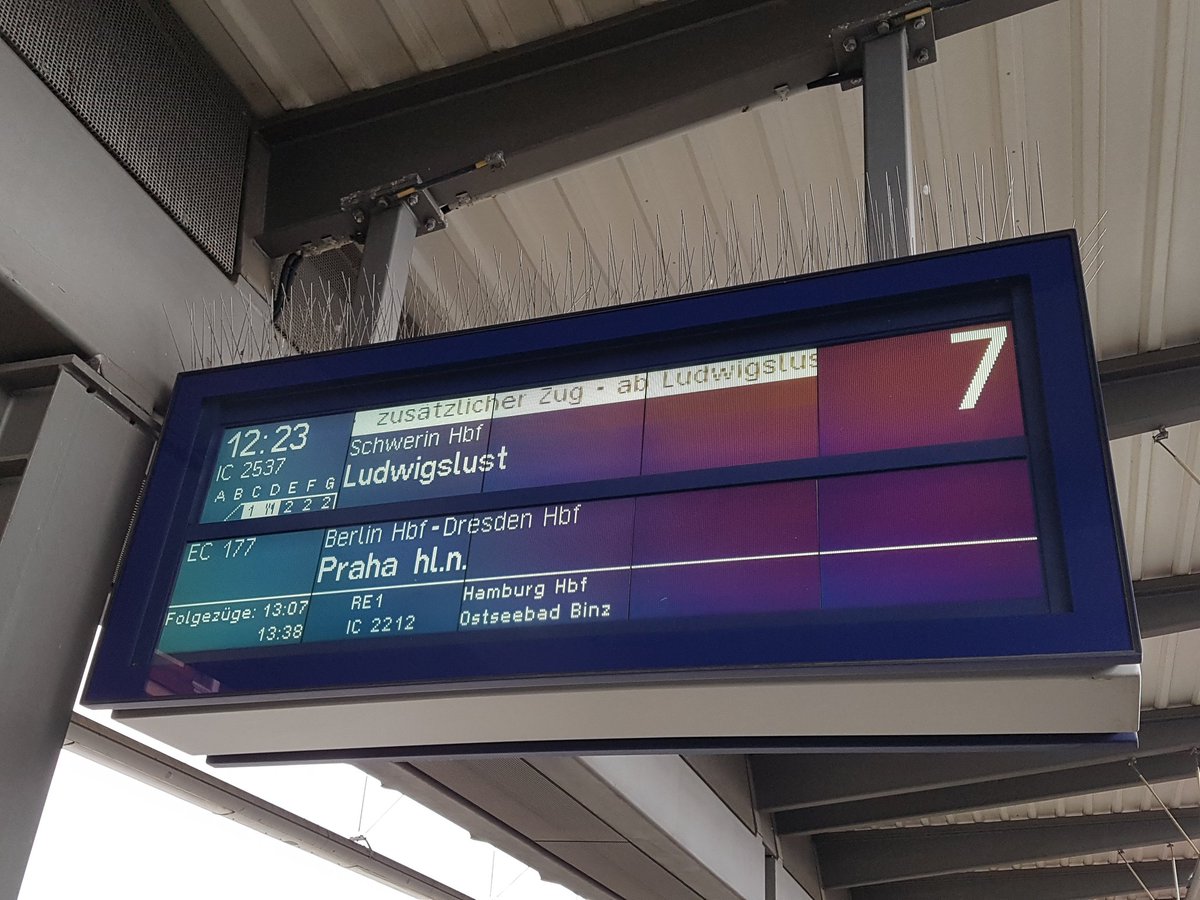 Stellwerksmann's tweet photo. Heute mal tschechisch essen im @_DiningCar der České dráhy. Mit dem ICE 1531 der @DB_Bahn nach Rostock und mit dem umgeleiteten EC 177 zurück nach Berlin.
Es gibt Putenbrust, gefüllt mit geräuchertem Schinken und Salbei mit Kartoffeln und Mais. https://t.co/mYk2IioUEo