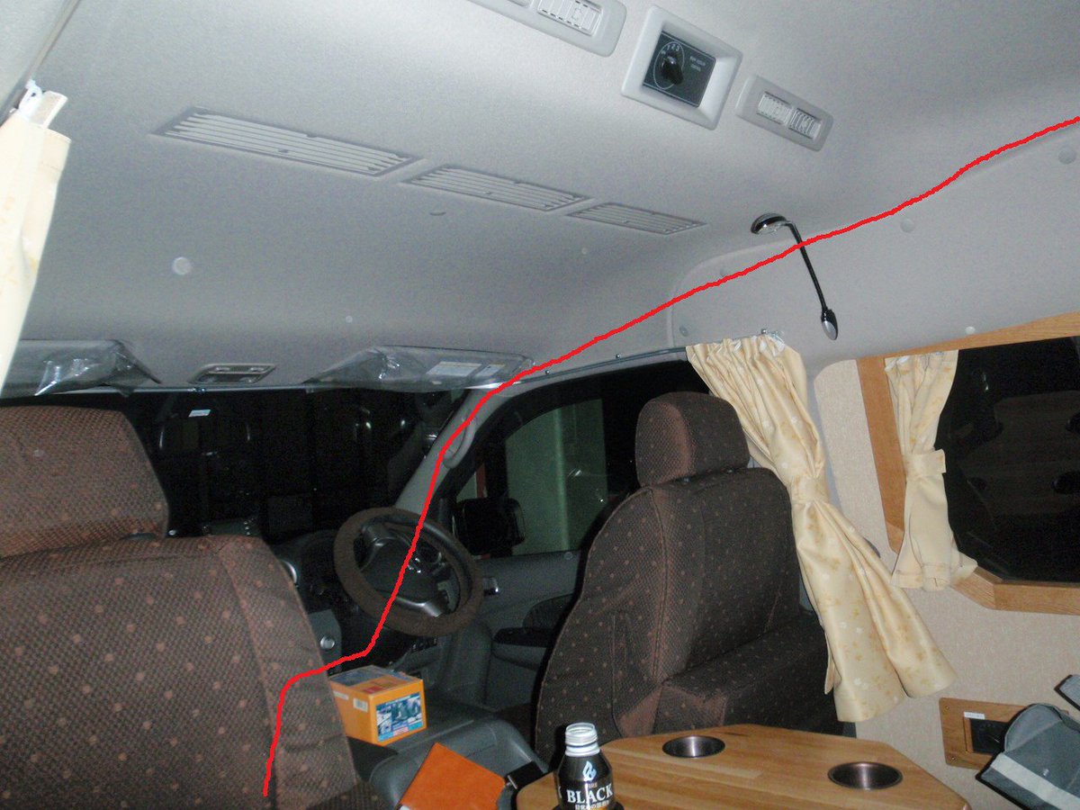 赤い線のルートで社内シャック棚から運転席下までCD管を埋め込み同軸配線しました。普通ならシート下に配線するんですが、下地板・断熱材・床シートが貼ってあるので天井のルートしかありませんでした。