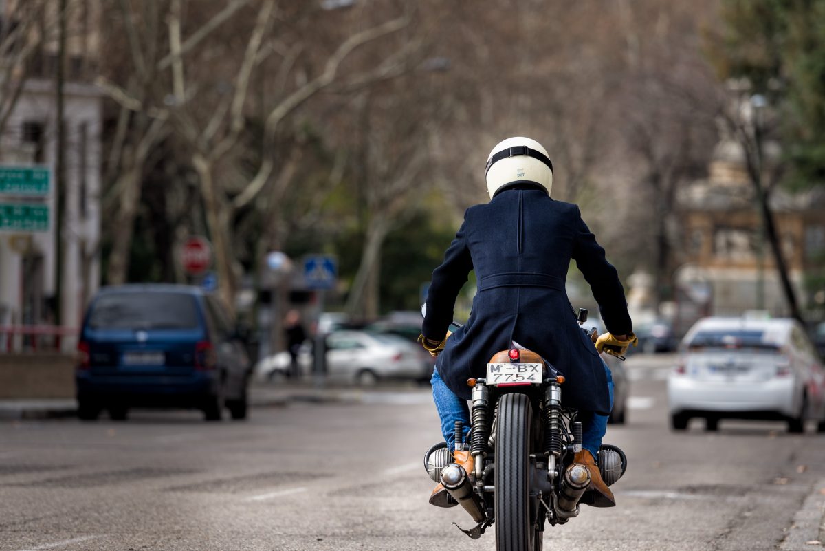 Abrigo cruzado a medida de lana y cashmere, con solapa Napoleón de diez centímetros, martingala, abertura y fuelle central en la espalda. 

#tomblackstyle #editorial #estilo #traje #tomblack