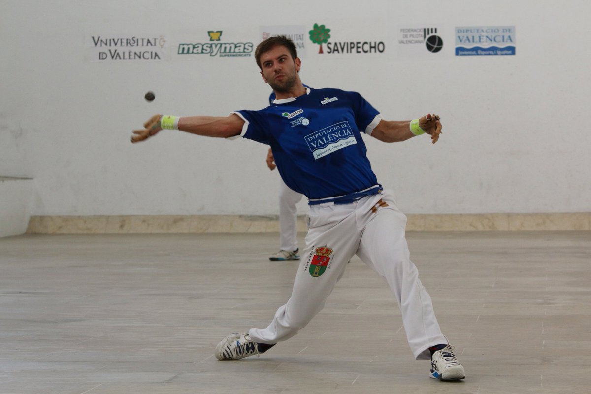 Este 🗓️ diumenge 30, a partir de les ⏰12h del migdia, gran final del 🏆 XXIX Trofeu Nadal de Benidorm – Memorial Vicent Pérez Devesa. 
Genovés II, Héctor i Carlos 🔴🔵 Pablo de Sella, Pere i Tomàs II.

Imatge: <a href="/funpival/">funpival</a> 
#PilotaValenciana #PilotaÀPunt <a href="/apunt_media/">À Punt</a> <a href="/apuntesports/">À Punt Esports</a>