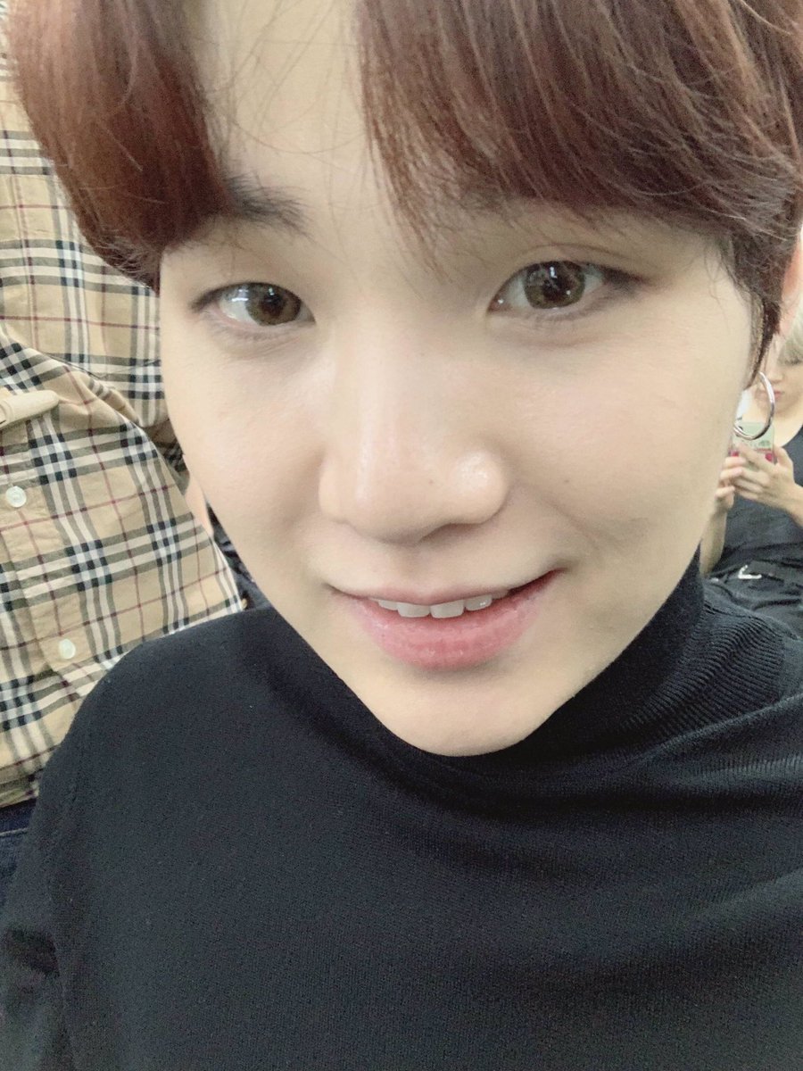 BangtanINDIA's tweet photo. Yoongi posted on Weibo with the following message :-

Let’s finish this year well, the new year will be full of good fortune

#BTS @BTS_twt #방탄소년단 #BTSARMY https://t.co/kLKfEkWkPV