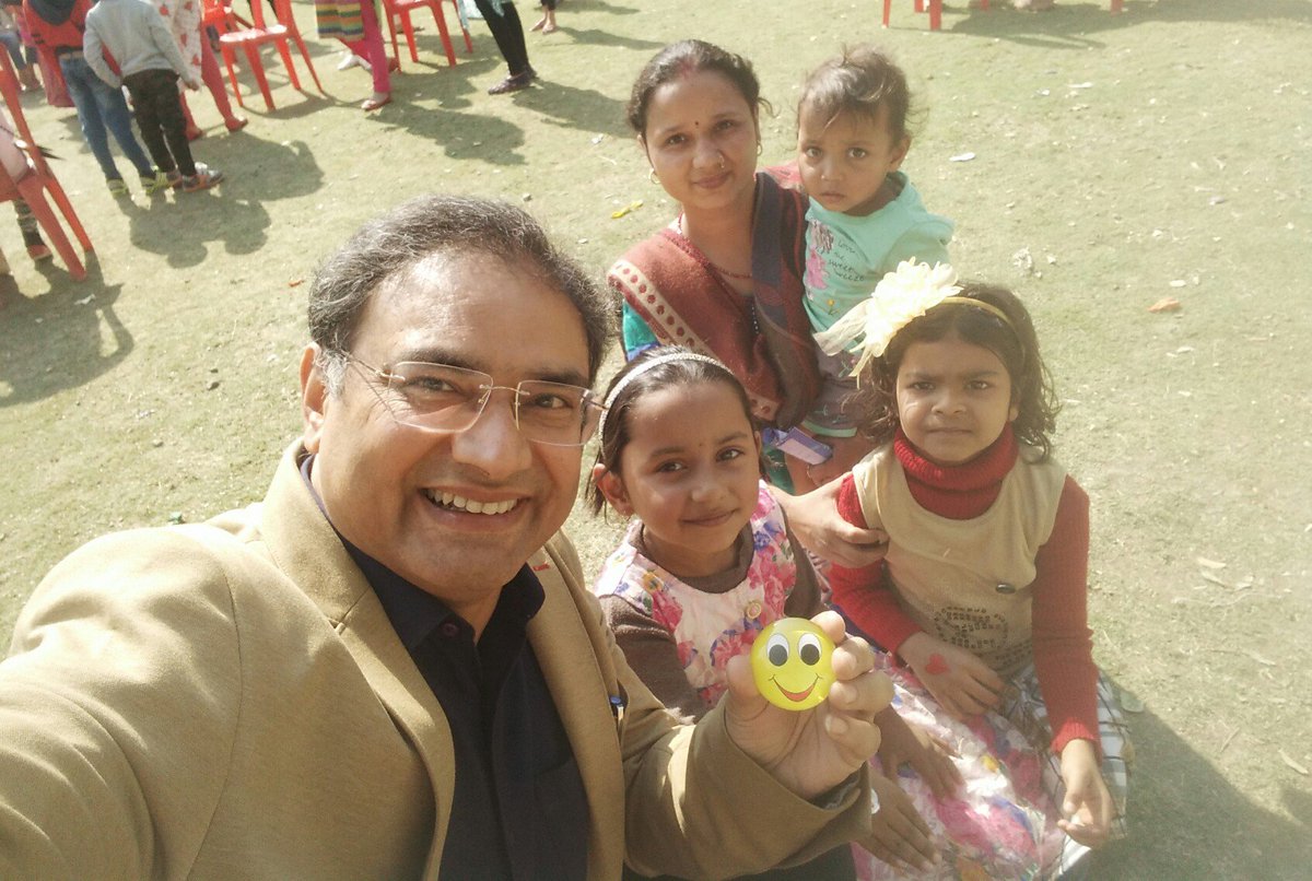 vJoshiSmiley's tweet photo. हमारी #SmileyLive😊 का कोलार रोड, भोपाल में जनसंपर्क : #विभांशुजोशी 25Dec2018 : "स्माइली लाइव 😊 का काफिला बढ़ रहा है 👍" #HappinessForAll  @SmileyLiveJoshi @JoshiVibhanshu @tormepava https://t.co/HAYqjGaadr