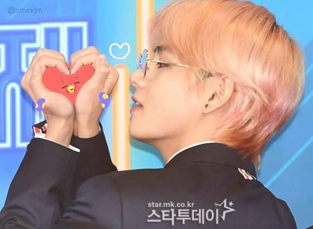ARMYBTS59271724's tweet photo. Happy Birthday To Taehyung πππ
#WE_PURPLE_V
#Happy_V_Day
#HAPPYVDAY
#HappyBirthTAE
#HappyTaehyungDay
#PurpleInventor
#PurpleHeartsForTaehyung
#SingulariTaeDay
#SingularitySkinny
#VocalKingTaeDay https://t.co/yuSud0LQuw