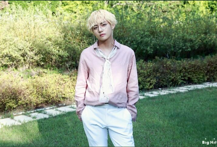 So proud of big family ARMY 😘 bat uri taehyungie, jangan pernah berubah, tetep jadi tetet yang army kenal 😘 papel you 💜 #WE_PURPLE_V