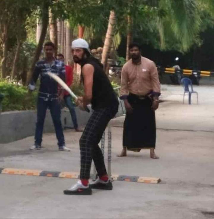 KicchaKSSFC's tweet photo. exclusive new pic
namma prethiya BAADSHAH @KicchaSudeep anna today practice batting #bbk6 set
#BiggBoss #kcc 
#pailwaan @KicchaSudeep 
@iampriya06 @KichchaKiran 
#TEAMCDKSSS https://t.co/HXbYx4jPFR