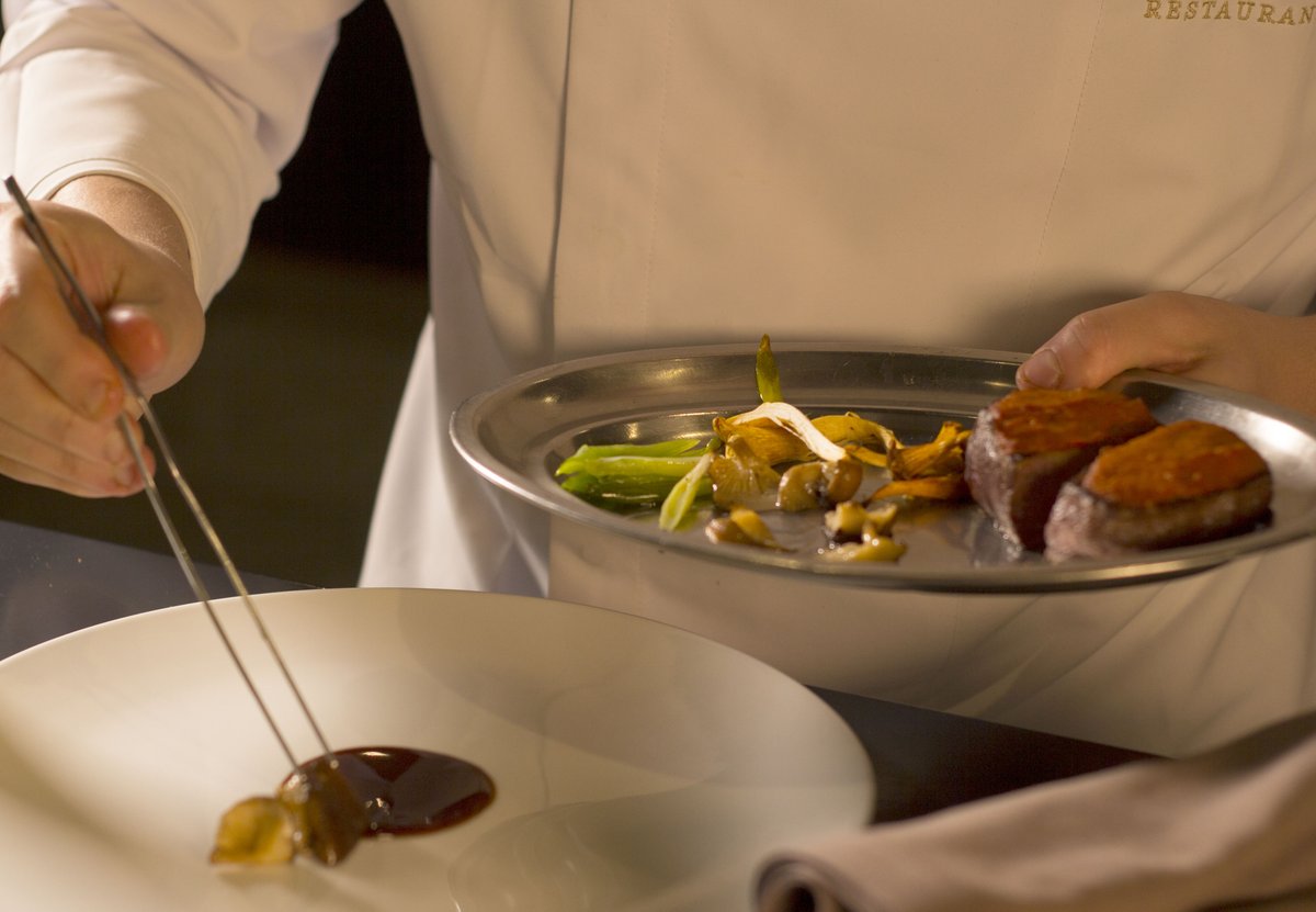 Los pequeños detalles marcan la diferencia. ¡Ven y disfruta de nuestro equipo de cocina esta Navidad con la colaboración de <a href="/CookingClubster/">The Cooking Clubster</a> ! Reserva ya tu mesa en el 91.086.47.92 o en restaurantemasterchef.com