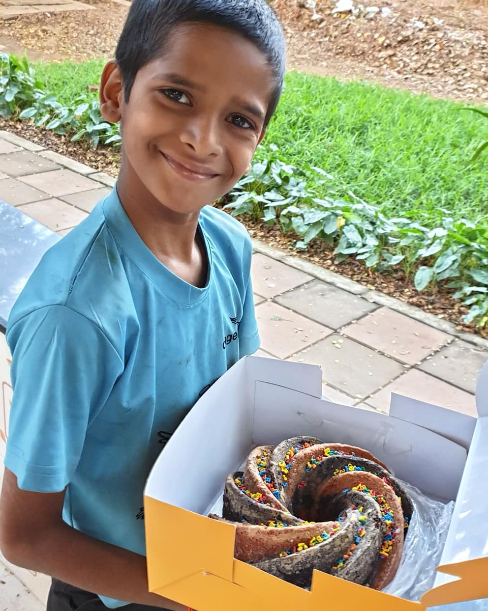 #AXF #Andheri East saw some similar faces as <a href="/foodonaplate/">EverythingOnAPlate</a> dropped by with  school lunch sets and a tasty surprise. Baker <a href="/baketitude/">shalini gupta</a> sent special home-baked Christmas cakes for the children that they devored in a matter of seconds 😍.
#SaturdayMotivation #Christmas #NGO #mumbai