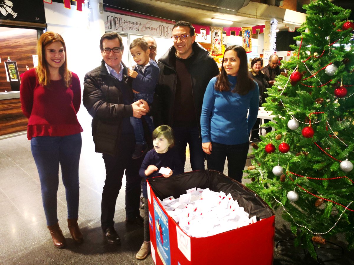 AjuntaMartorell's tweet photo. 🍇 Nens i nenes han gaudit aquest matí d'un taller de manualitats de Cap d'Any al Mercat Municipal Les Bòbiles.

🎫@NouMartorell ha sortejat la butlleta premiada amb 1.000 euros de compra per gastar als establiments adherits. L'afortunada ha estat Sílvia Antún Cobos. https://t.co/9XoFoIISKi