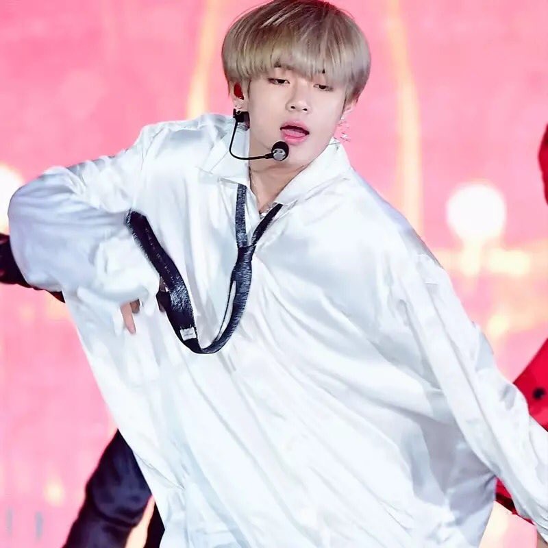hopeworldxo's tweet photo. V appreciation post. RT to show love to V for his birthday🎂💜 #V #HappyBirthdayV #HAPPYVDAY #IPurpleYou #Taehyung #TaehyungPurpleProject #TaehyungDanceAppreciation #Vappreciation #HAPPY_VIRTHDAY #HAPPY_V_DAY #BTS_twt #taenation #Vstans #RT @BTS_twt https://t.co/3D2lUJ0Du8