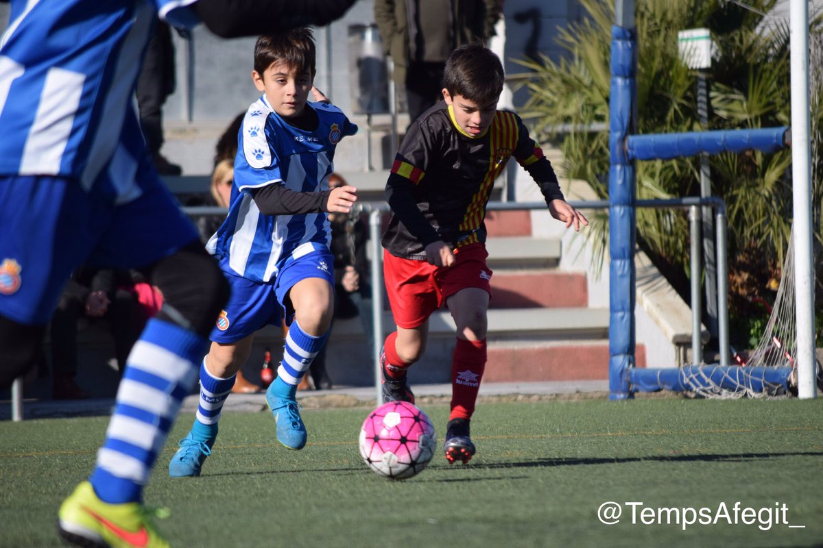 TempsAfegit_'s tweet photo. A Can Sant Joan, els benjamins són els protagonistes del torneig @fbmontcada. En imatge, l’Escola del @RCDEspanyolFF i @EFPremier 

#TempsAfegit #Montcada https://t.co/I3m1mQiKMT
