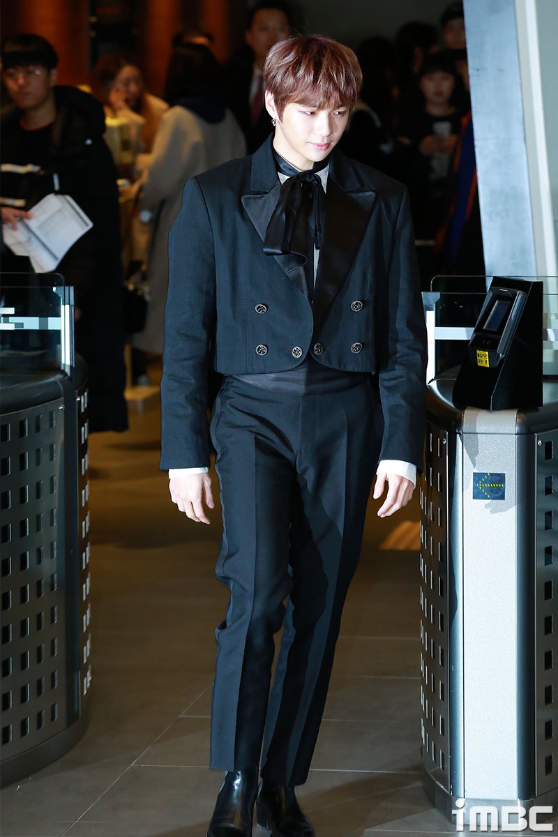 피지컬 = #강다니엘 엠빅이 실물보고 기절쓰... 우월한 어깨 &amp; 기럭지 퍼펙트!!! <#2018방송연예대상> 신인상 축하해니엘♥