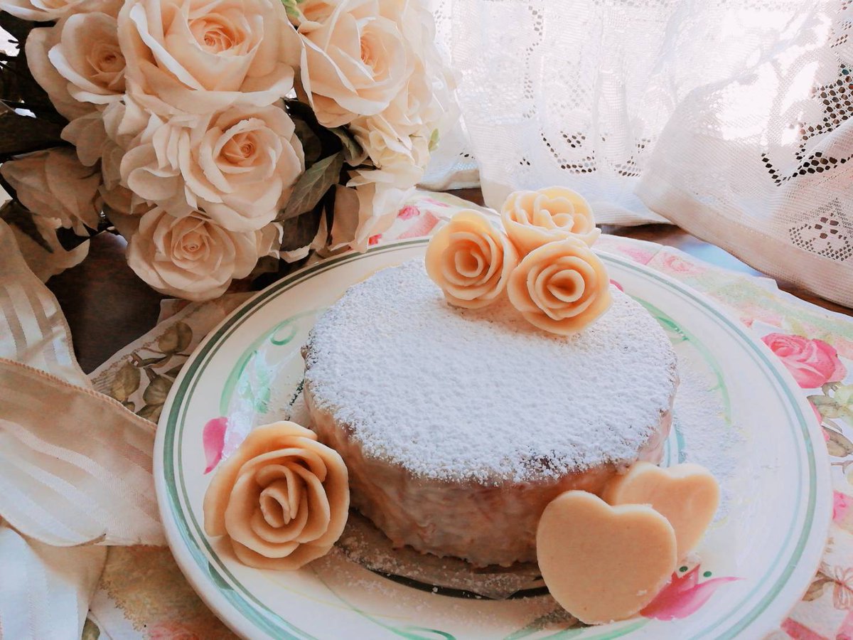 クリュサオル 薔薇の妖精アンファンをモチーフにした ホワイトチョコレートのザッハトルテです 薔薇もチョコで作りました 上から順に 粉砂糖で雪を チョココーティングで自分にも解けない呪いを 苺ジャムで隠しきれない優しさを表現しました