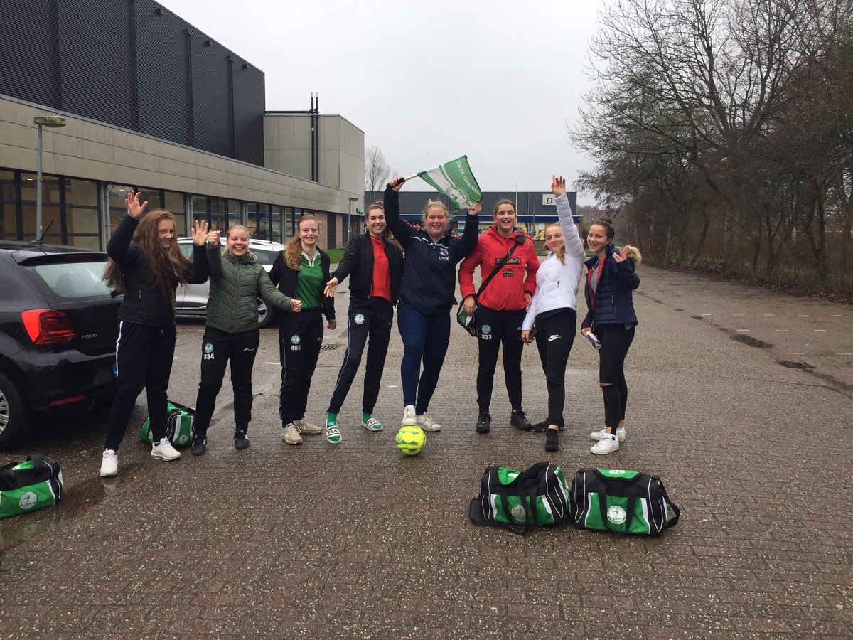 De meiden van Mo17-1 door naar de finale volgende week, na een ruime overwinning op Sc Berlikum 4-0, tegen Blauw wit 2-0 gewonnen en tot slot 3-0 gewonnen van FC Harlingen! #toppers #zeerobben #meidenvanzeerobben #knvb #zaalvoetbal #cammingahal