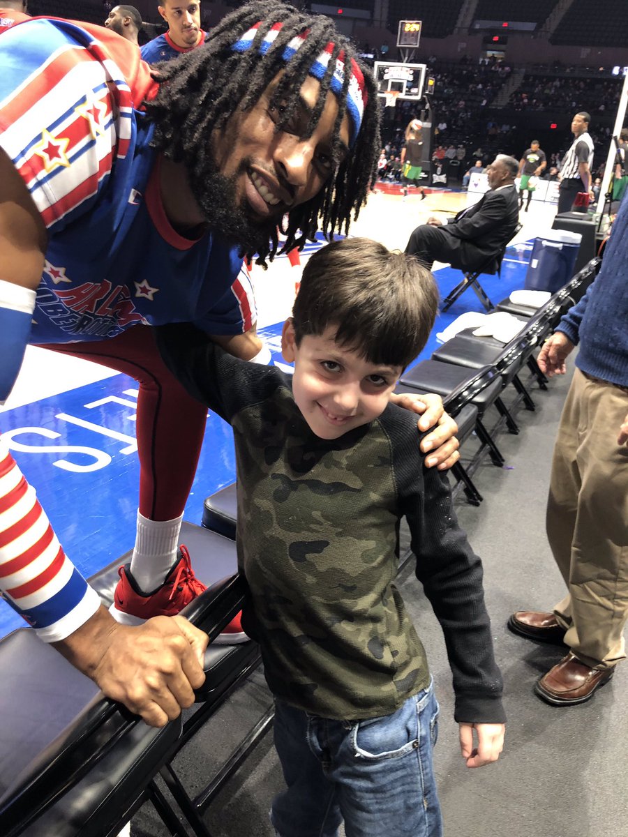 Allison55551's tweet photo. #globetrotters2018 #Evan https://t.co/MTgGaZ9kKV