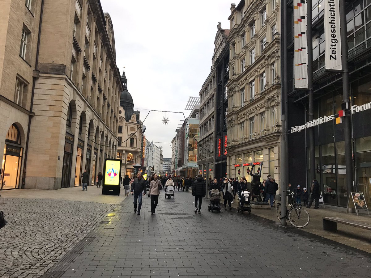 MariaGrubova's tweet photo. City bus in #Leipzig just runs on a busy pedestrian street, simple daily routine @LVB_direkt  👏🏼👏🏼👏🏼 https://t.co/UVpooM6oyi