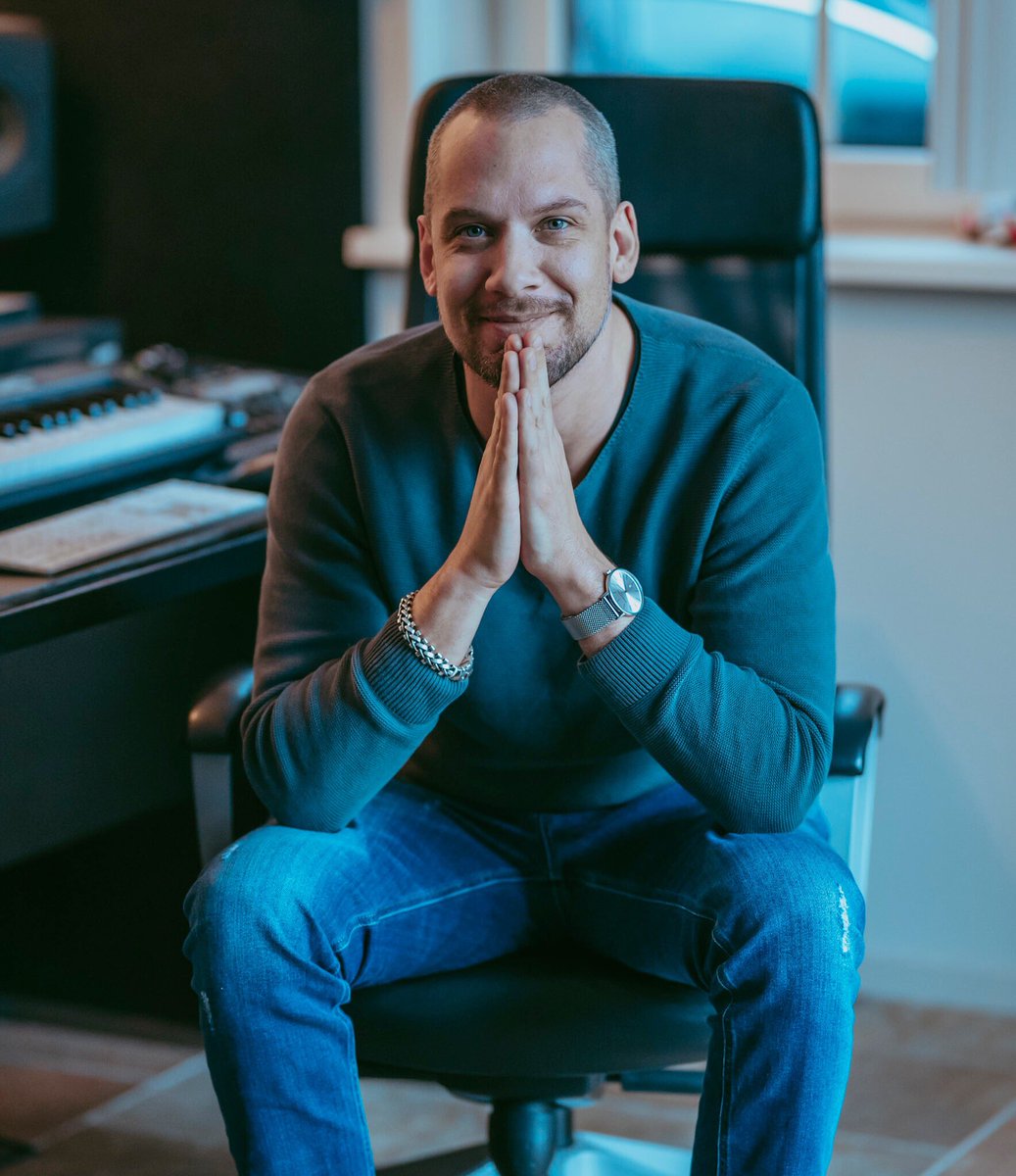 Noisecontroller's tweet photo. 2018 is almost over. Thank you for a great year! Traveled the world and met a lot of amazing people again. Can’t wait for 2019, full focus on new music for you guys 💪 https://t.co/lddCdN1aDr