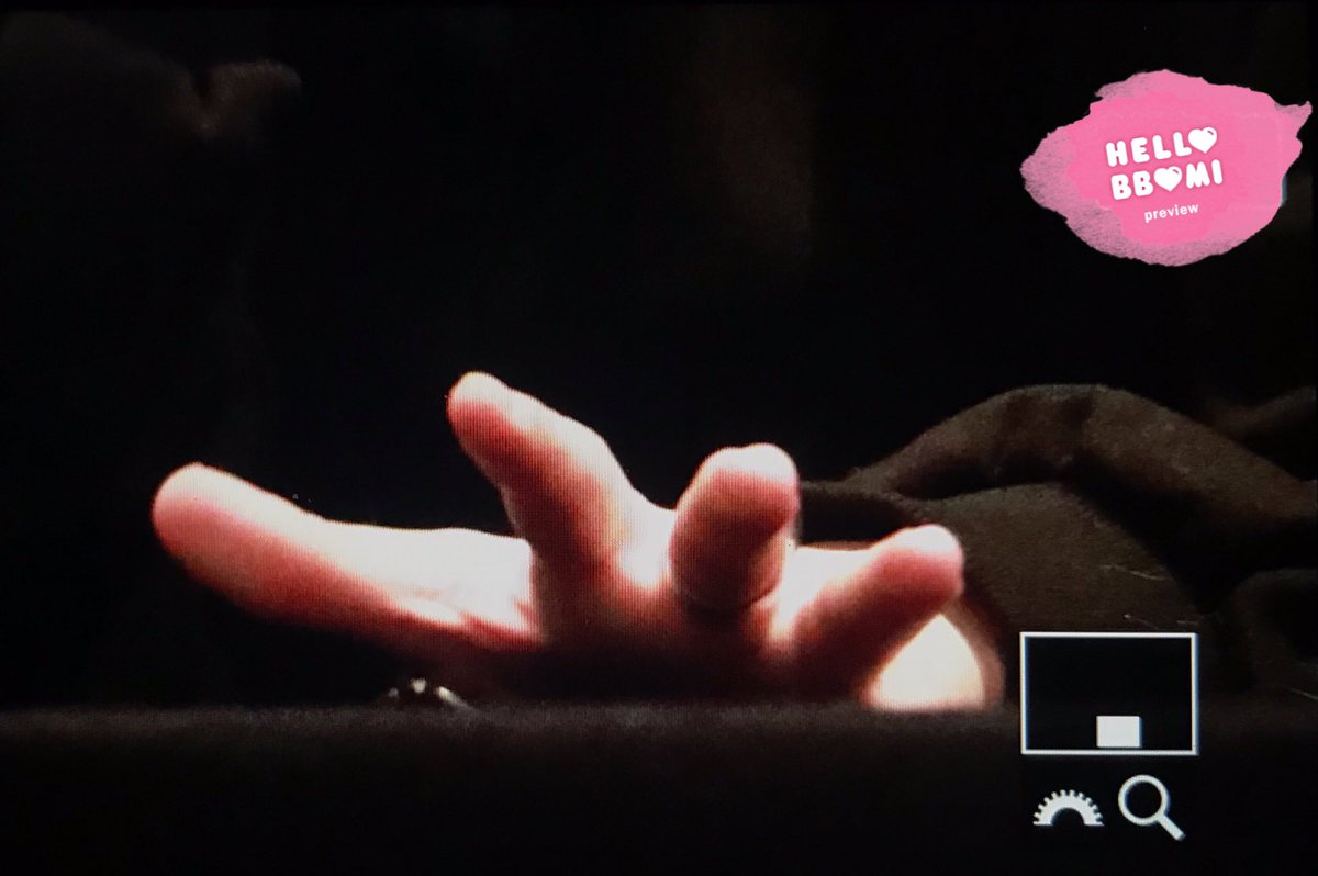 hello_bbomi's tweet photo. 181229 고양 팬사인회
얼굴은 ❓
손가락은 리듬타🎹
#GOT7 
#재범 
#JB
#갓세븐 
#Miracle https://t.co/9DJ4WaNSRp