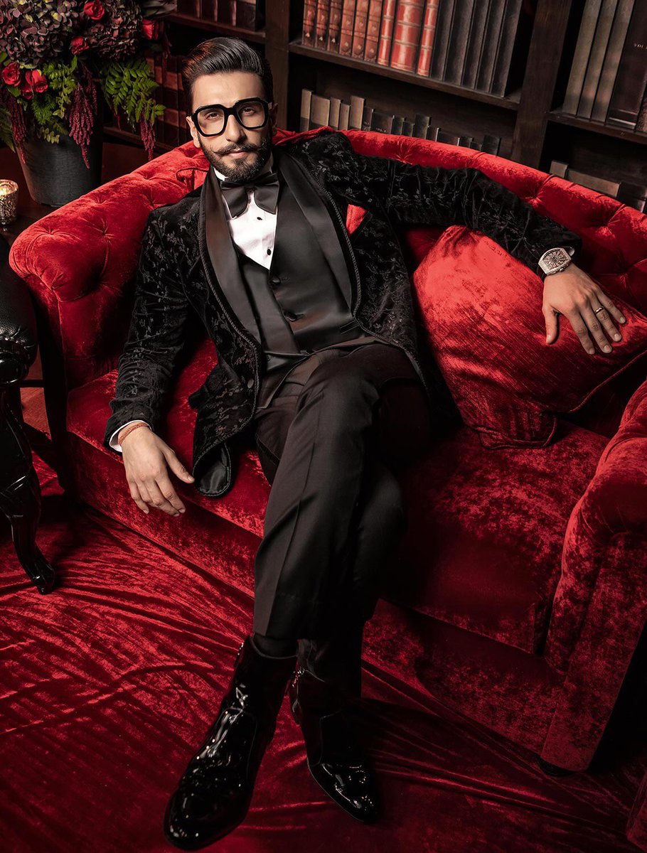 RanveeriansFC's tweet photo. PIC #20 Uffff slayin and how!! 🔥 

Ranveer Singh makes all our hearts skip a beat in this dapper look for his wedding reception in Mumbai 😍💕🥂 #MrAndMrsDeepVeer #DeepVeerReception

( tfs @TeamDeepikaMY ❤️) https://t.co/FAXwMeukFl