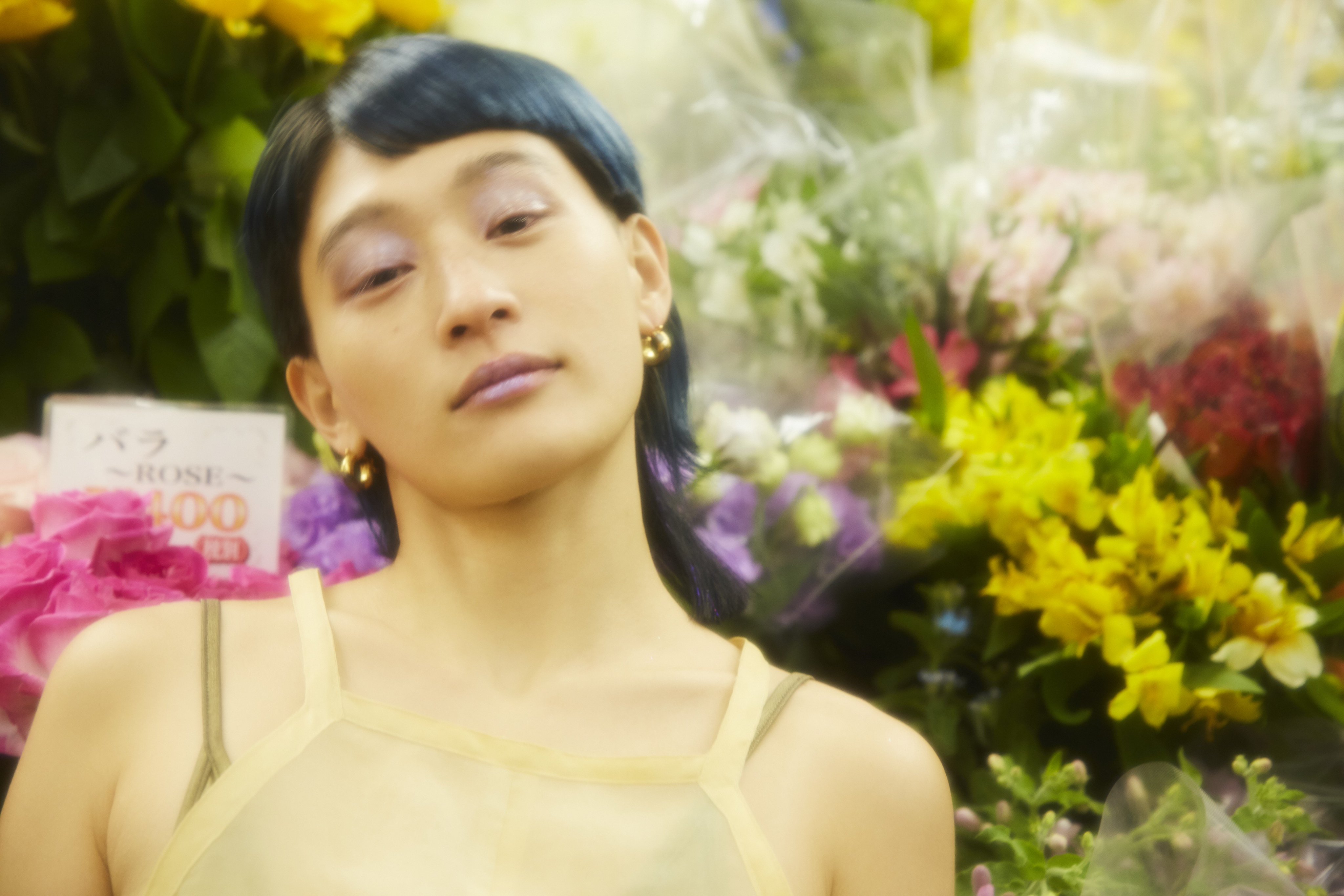 Wwdjapan リンクス はコムアイにとって 一般的な 花屋 とは少し異なる趣を持つものだった 日常の中にある花 じゃなくて あげる花 もらう花なんですよね 刹那を感じるのはそのせいかもしれない 花屋って街の性質を語るんですね と語った