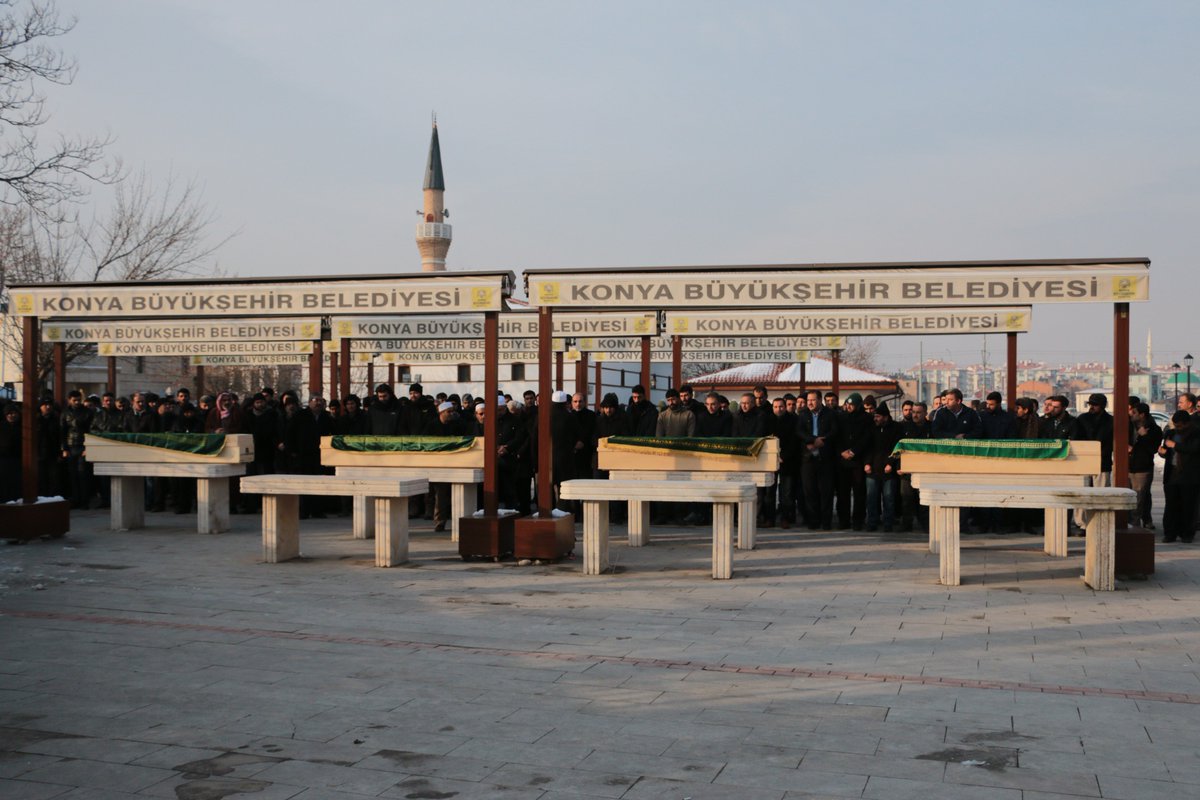 Konya'da bu sabah ekmek parası kazanabilmek için erkenden evden çıkan, birkaç saat sonra, sobadan çıkan gaz ile 4 çocuğunun zehirlenerek öldüğünün haberini alan ve ikindi namazından sonra kılınan cenaze namazında, çocuklarının tabutuna son kez bakan Suriyeli baba.