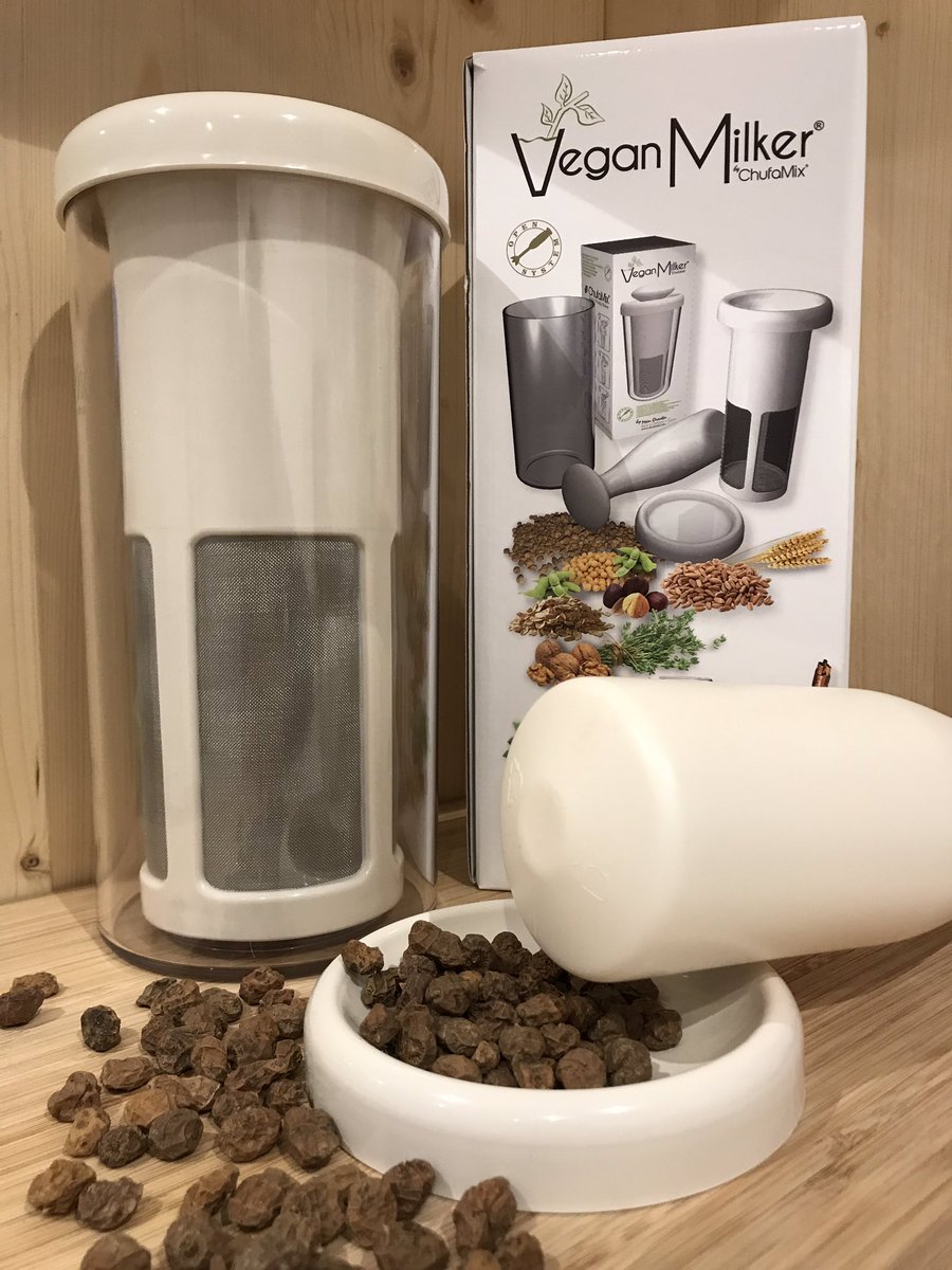 Fes les teves propies begudes vegetals! Gaudeix elaborant begudes tot exprimint fruits secs, cereals, llavors i herbes #molsatolerancies #veganmilk #veganmilker #begudavegetal