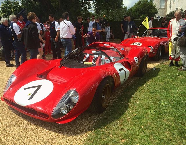 alexsmolik's tweet image. Mister Derek Bell looking at some Ferrari masterpieces. Including the P4 he drove that day. And casually, a 250 GTO behind it. Only at @fosgoodwood ! #FOS2017 #Goodwood #DerekBell #FerrariP4 #Ferrari bit.ly/2SpQWo1