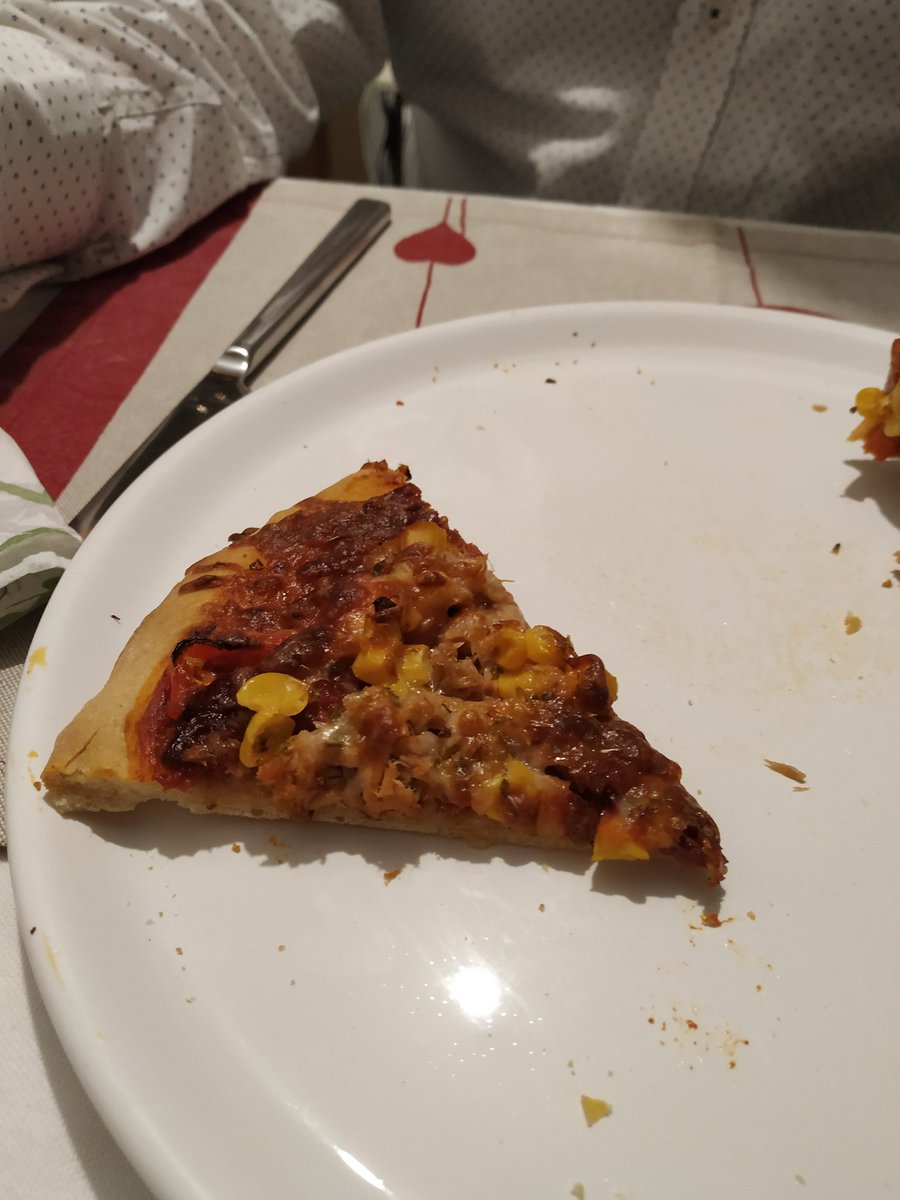 BlauesReh's tweet photo. Lecka Pizza mit und bei Freunden :) und meine Erkältung wird langsam. Dem Silvester Stream steht nichts im Wege xD #love #gesund #twitchDE #twitch #auskleinmachgroß #lecka https://t.co/2nBEeFVlQJ