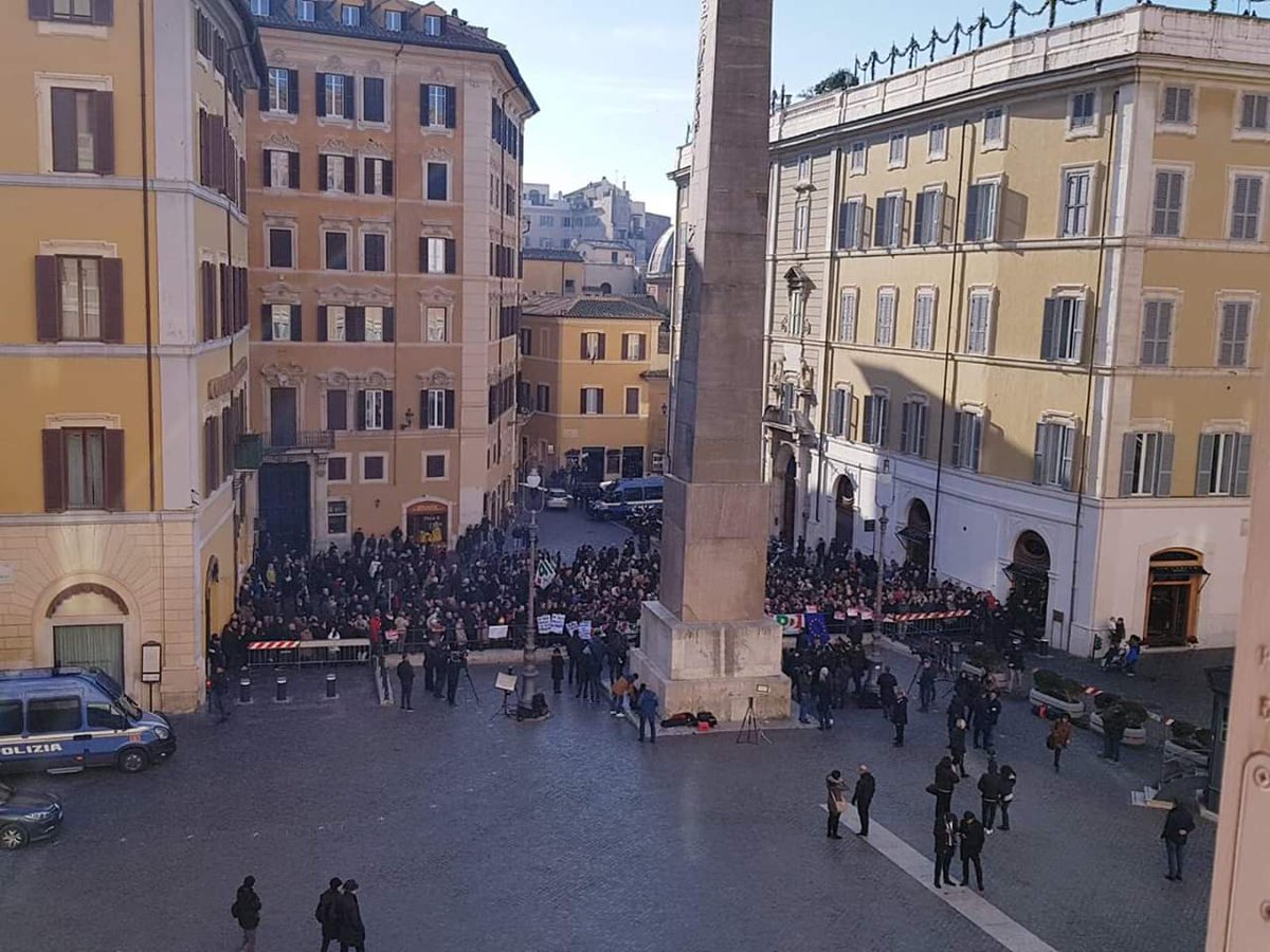 chryduca's tweet photo. @Ettore_Rosato in tanti? già non c'era più posto in piazza.... 😂 😂 😂 https://t.co/2oSD7BSJ9Z