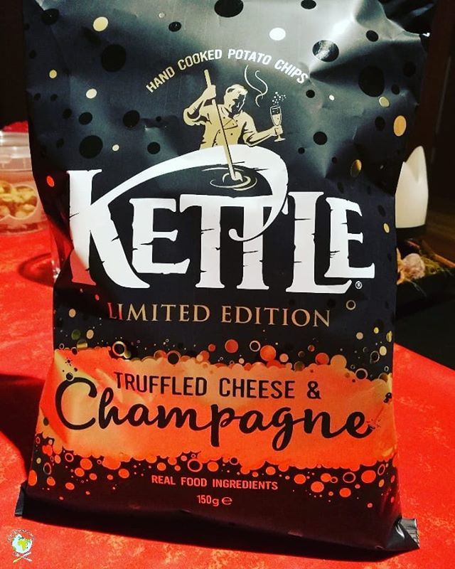 ✨Noche de lujos 😎🍾 (lujos para pobres...😁🍟) 🍾BUEN FINDE!!🍾
#saboreandoelmundo #saboreandoencasa #kettlechips #champagne #deluxe #weekend #finde #relax #probandocosasnuevas #specialedition #food #foodie #foodgods #foodporn #foodpics #limitededition