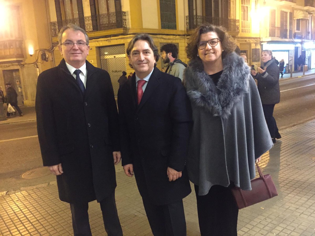 consell_pp's tweet photo. Assistim a s'acte institucional de sa #DiadaDeMallorca per lleialtat a n'es @ConsellMca. Reiteram es nostro desacord amb una festa modificada a major glòria de #MÉS i Miquel @ensenyat. Serà sa darrera. #PrePParats per es canvi. https://t.co/4tiiReao7H