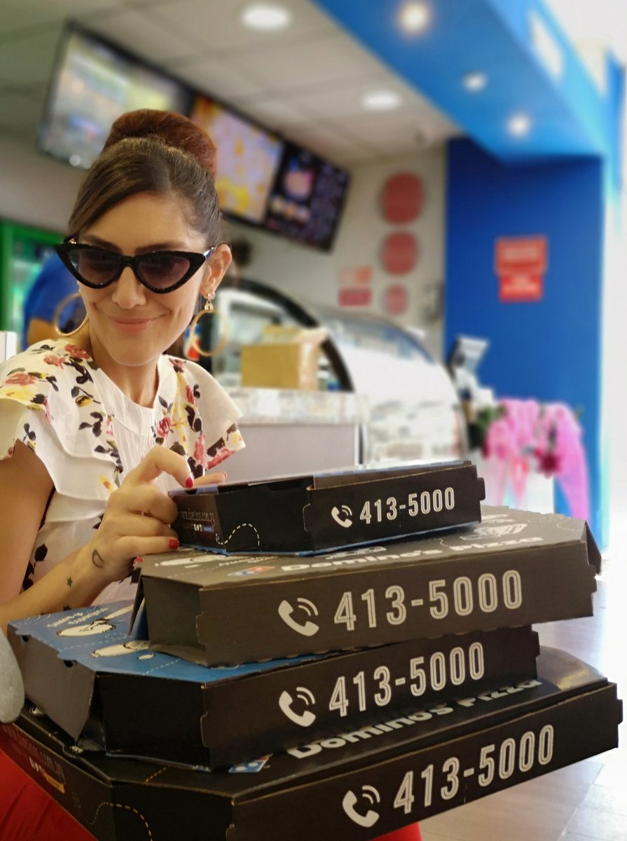 LuSapena's tweet photo. Sencillita nomás para buscar la merienda y disfrutar de @DominosPizzaPy en el último sábado del 2018 🤩🍕🍕🍕🍕🥤🍧
#dominospizza #borderelleno #masafina #masagruesa #doblequeso #delicia https://t.co/CjO8uVbnQR