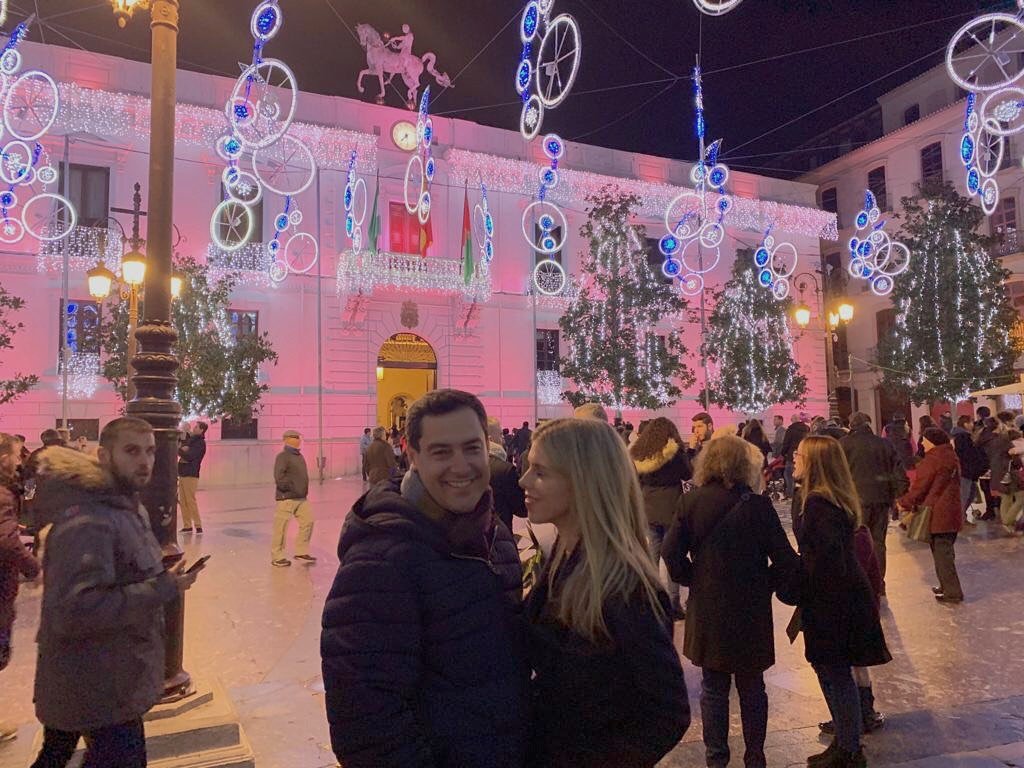 🎄 Lo mejor de la Navidad es tener la suerte de disfrutarla en familia, como hoy he podido hacer por las calles de Granada, preciosa con su iluminación.
