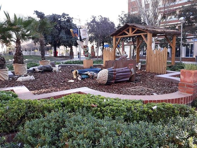SUCCESSOS: Acte vandàlic a la plaça de l’Església de Cornellà amb la destrossa del Pessebre del Nadal #CornellàdeLLobregat tinyurl.com/yb7oou8p