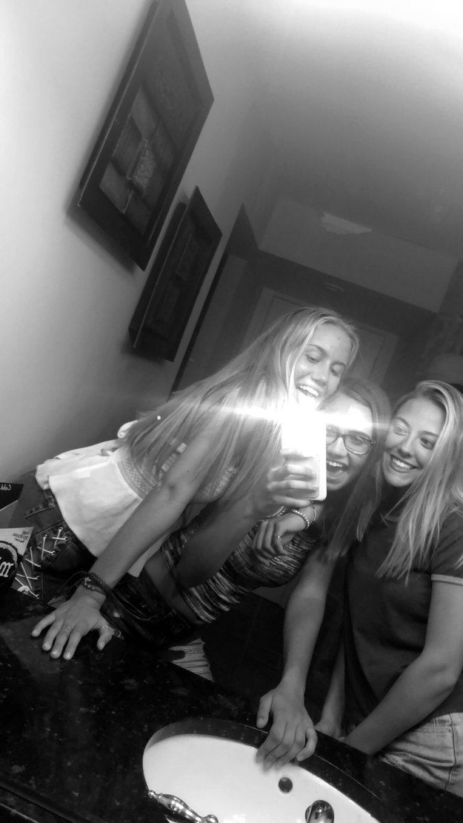 lhall2019's tweet photo. happy birthday pretty!! hope you have a great day &amp; don’t party too hard!!thank you for everything over the past six years!!so glad we’re friends even though you hit me in the face during volleyball🏐 can’t wait for punta &amp; enjoy ur day🎉💕🎈lots of love ken @kcmyers22 https://t.co/tQFehlmbSv