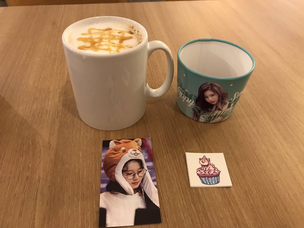 bigroot4's tweet photo. 2018.12.29
사나 생일 이벤트 한다고 해서 왕복 3시간 걸려서 광진구 중곡동 스텔라 카페 갔다 왔어요ㅎㅎ
포카랑 컵홀더 받았는데 넘넘 이쁘네요😍
커피도 맛있었어요☕️
사나 바쁜 일본 스케쥴 와중에 브이앱도 해주고 댓글도 읽어주고ㅠㅠ 천사야👼🏻
#HAPPY SANA DAY
#NO SANA NO LIFE
@shashane1229 https://t.co/1tENHySgPb