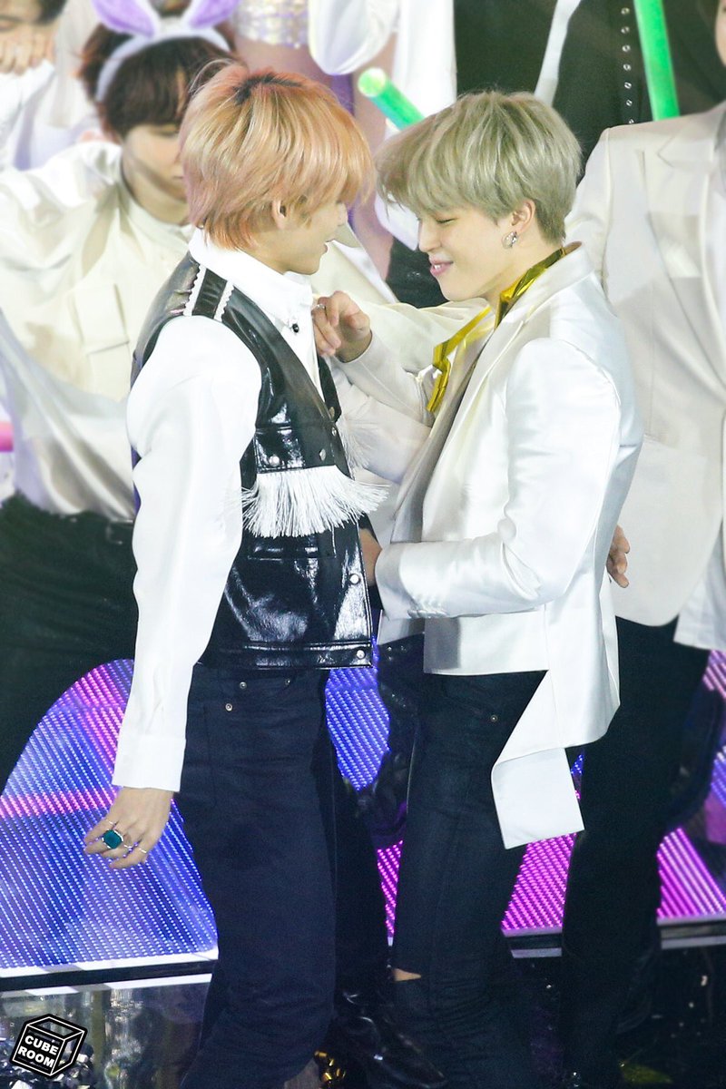 VthoO95's tweet photo. 🐯🐥：181229

" 2人だけの世界 "

#vmin #Taehyung #Jimin #bts https://t.co/jyQJZcsWnR