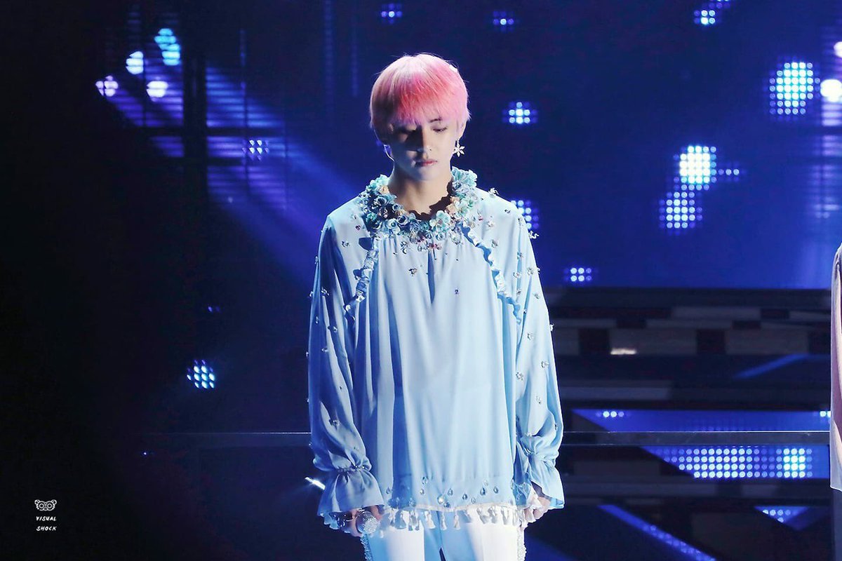 truc1002's tweet photo. Taehyung sinh ra lΓ Δα» tα»a sΓ‘ng π
ThαΊt tuyα»t vα»i khi Taehyung sinh ra vΓ ΔαΊΏn vα»i Ami π
Taehyung sinh nhαΊt vui vαΊ» nhΓ© π
#WE_PURPLE_V
#HAPPY_V_DAY
#happybirthdaytaehyung
#HappyBirthTae
#SingularitySkinny
#VocalKingTaeDay
#RnBLegend
@BTS_twt https://t.co/8gDUWloeJ1