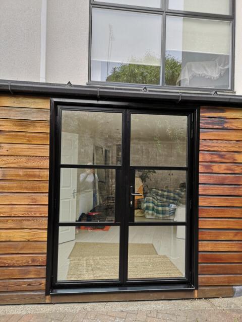 DWLWindows's tweet image. At this project in North London, we have just installed these black slimline aluminium double doors, giving the homeowner exactly the look they were after. #BlackDoors #MordernLook #LondonLook #ComtemporaryDoors #HomeIdeas #Design #NewDoors