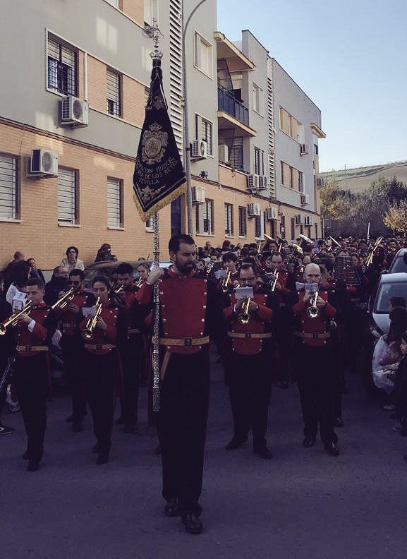 juanmigmunoz's tweet photo. ¡El #CarteroReal y el #HeraldoReal de la @hdadhumillacion ya han llegado a #Camas para recoger las cartas de los cameros mas pequeños!
Se dirigen al @PrensaCamas para recibir la llave de la ciudad y entregársela a Sus Majestades los @ReyesMagos.
#NavidadenCamas https://t.co/YWXQcq2UgL